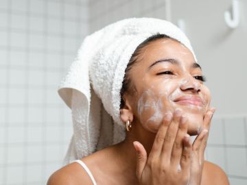 como funcionan los ingredientes de los limpiadores faciales
