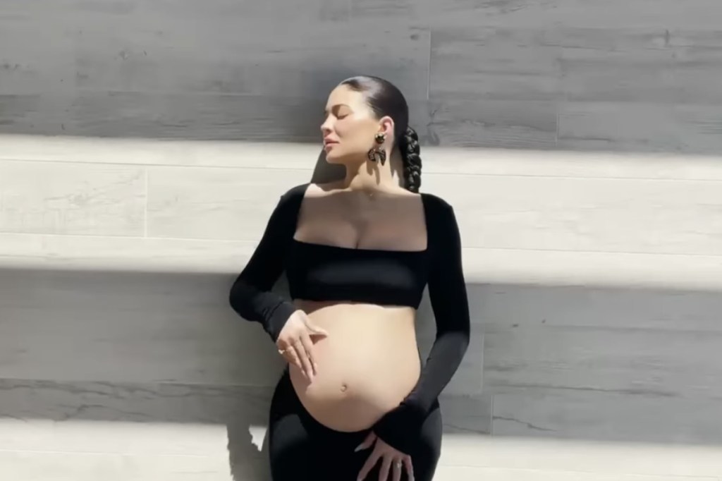 vestido negro kylie jenner embarazo