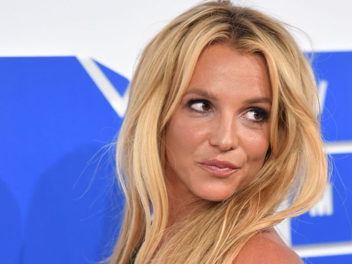 novio britney spears busca anillos en cartier