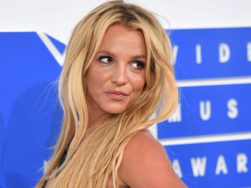 novio britney spears busca anillos en cartier