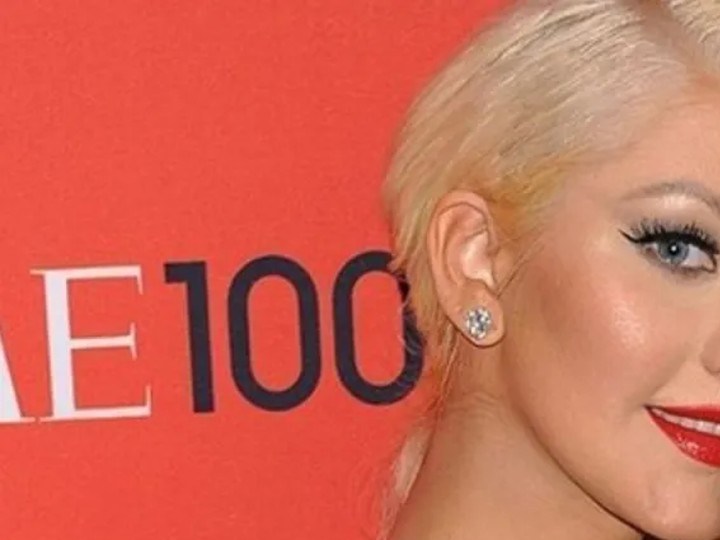 christina aguilera pelo rojo