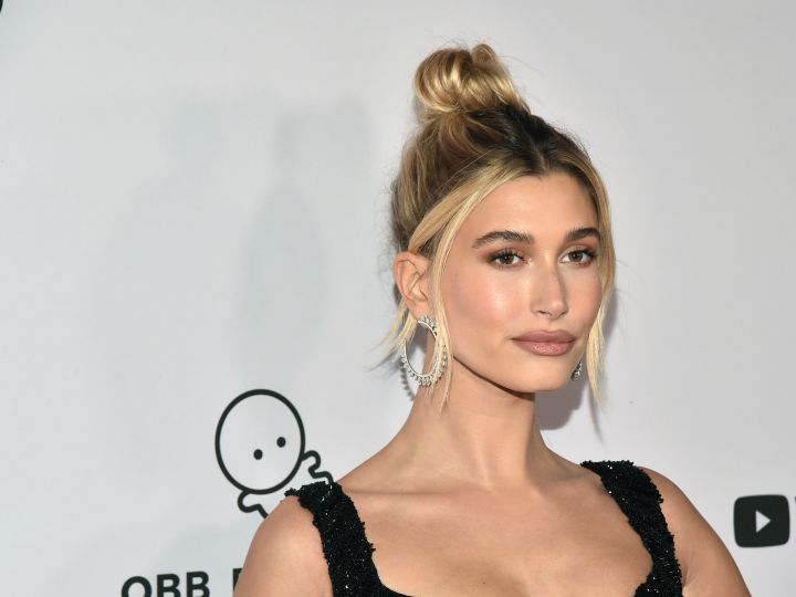 hailey bieber pelo castaño