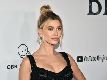 hailey bieber pelo castaño