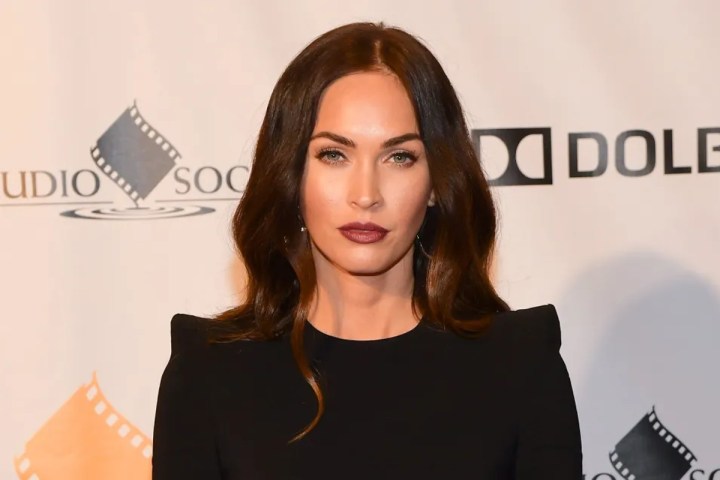 megan fox cabello plateado