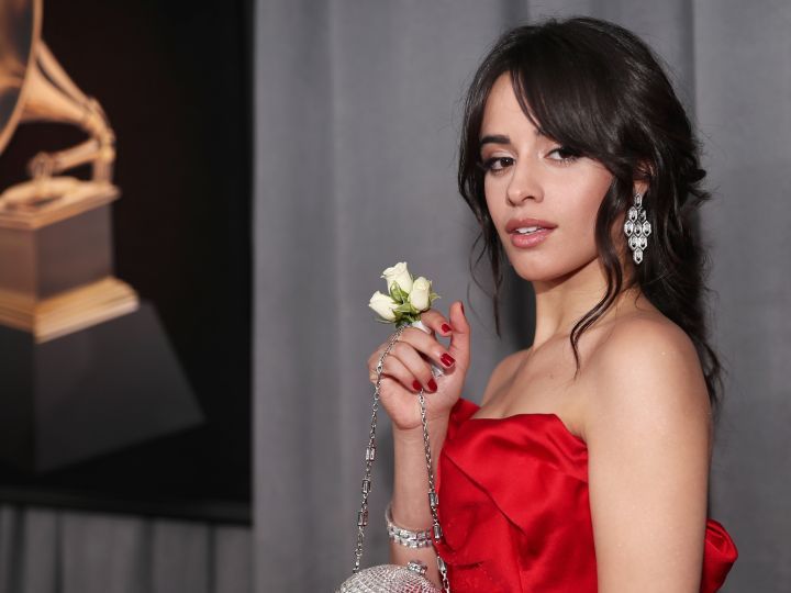 camila cabello pelo color menta