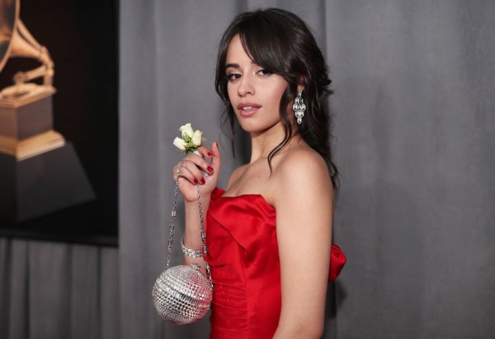 camila cabello pelo color menta