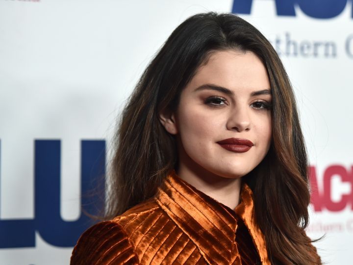 selena gomez uñas con piercing