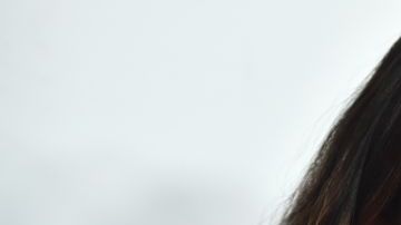 selena gomez uñas con piercing