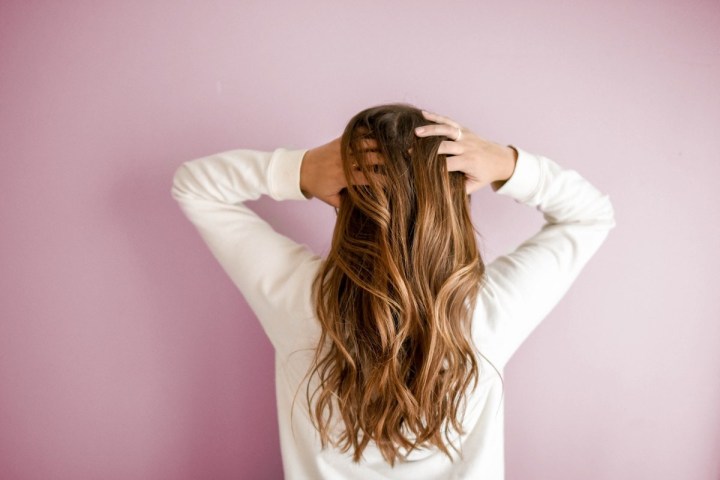diferencia entre la caspa y los hongos en el cabello