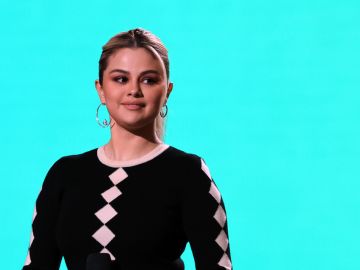 selena gomez tatuaje cara delevingne