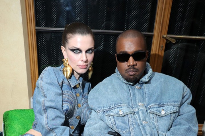 julia fox y kanye west paris fashion week