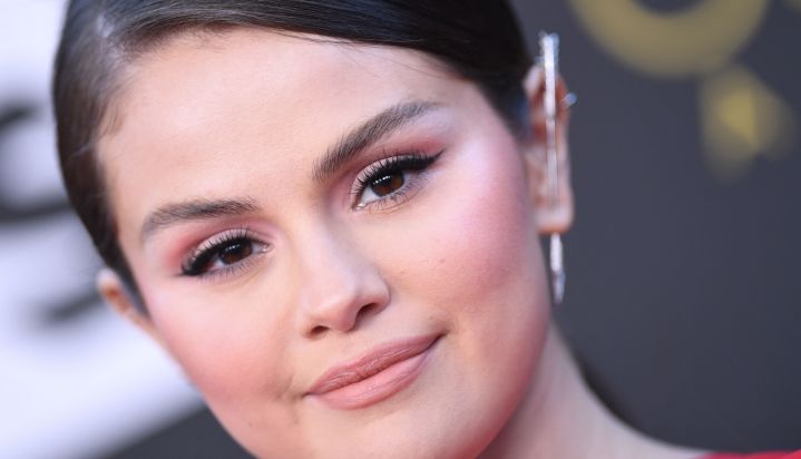 selena gomez uñas rosas