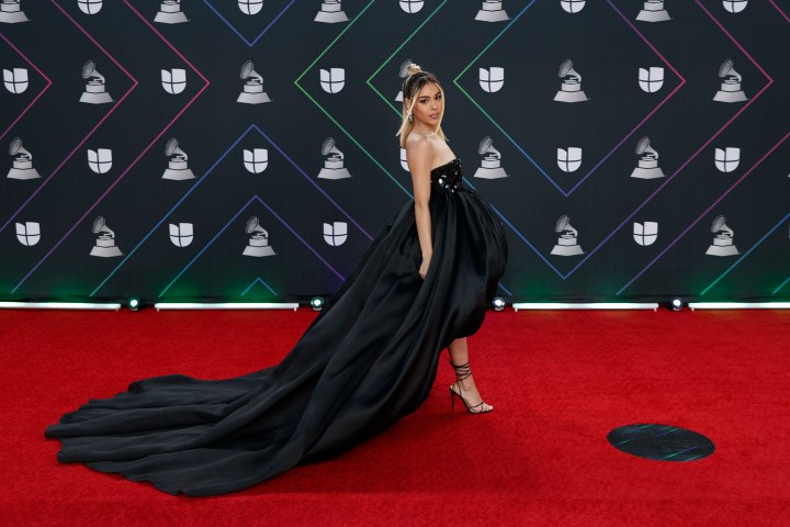 Danna Paola looks color negro