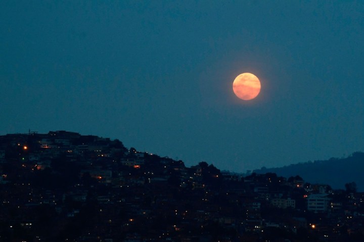 ¿la luna rosa de abril es rosa?