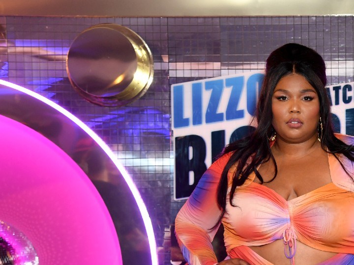 lizzo modela ropa de su linea