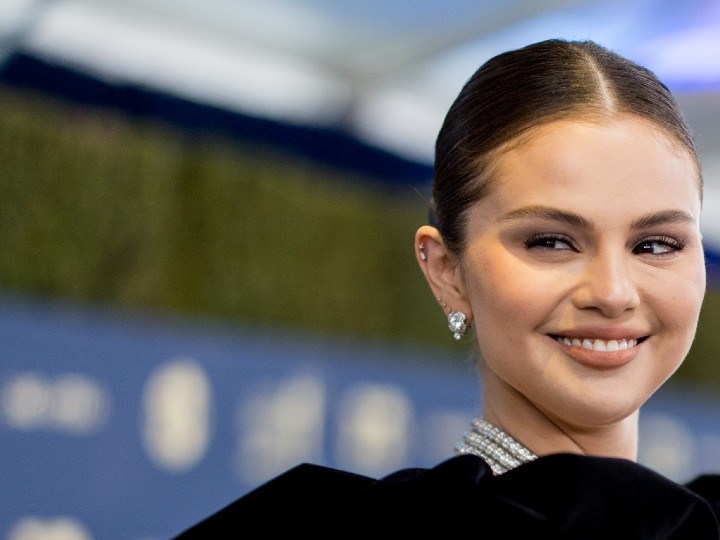 Selena Gomez fleco cuello de botella