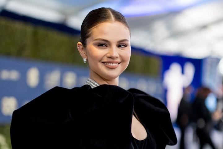 Selena Gomez fleco cuello de botella