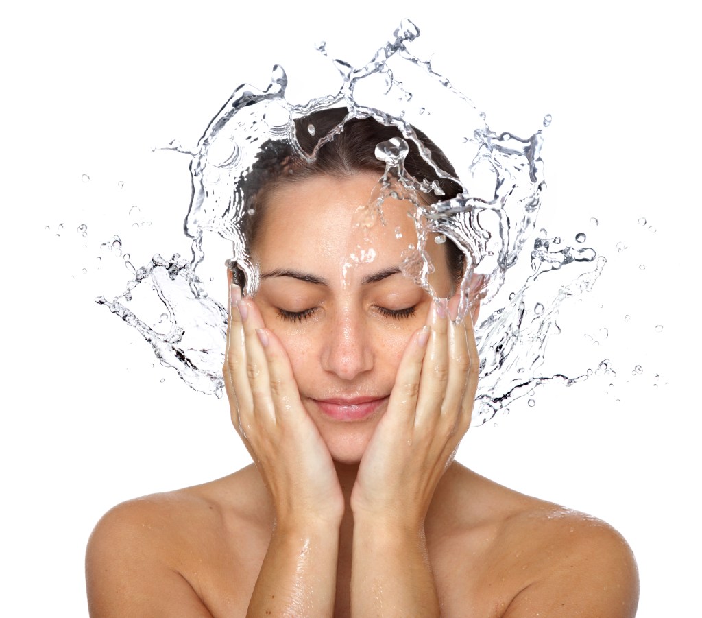 Limpiar el rostro con agua caliente