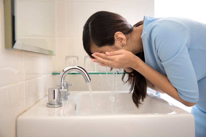 Limpiar el rostro agua caliente