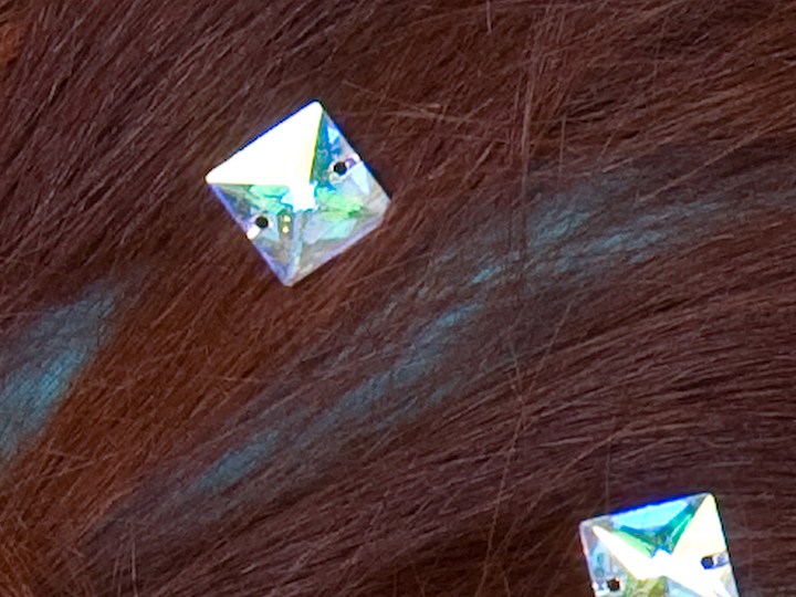 Pedrería en el cabello