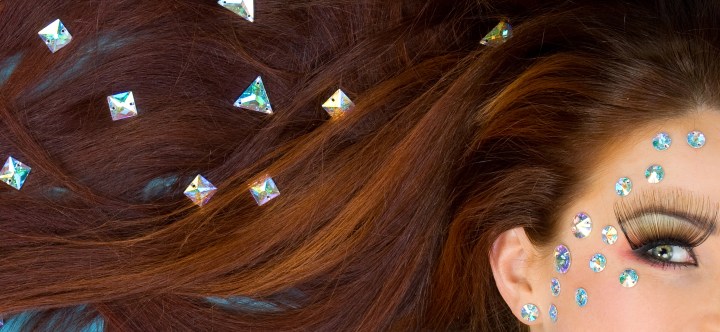 Pedrería en el cabello