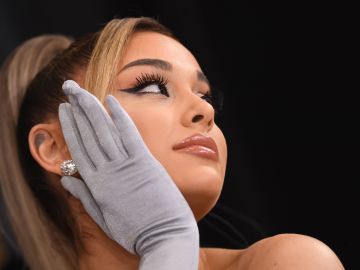 Ariana Grande compartió un tutorial de cómo realiza su delineado