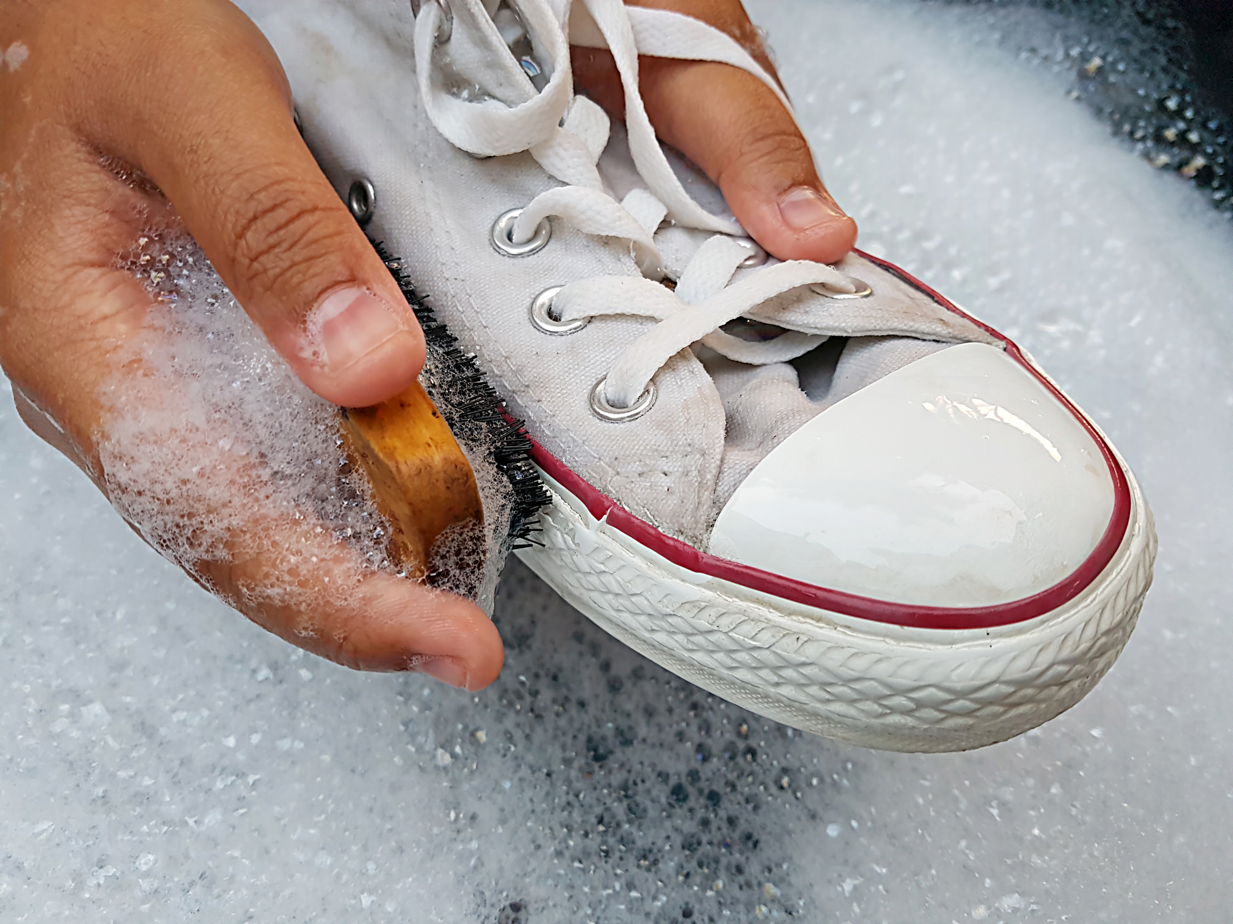 Descubre algunos trucos caseros para limpiar las suelas de tus zapatos -  Bien Bonita