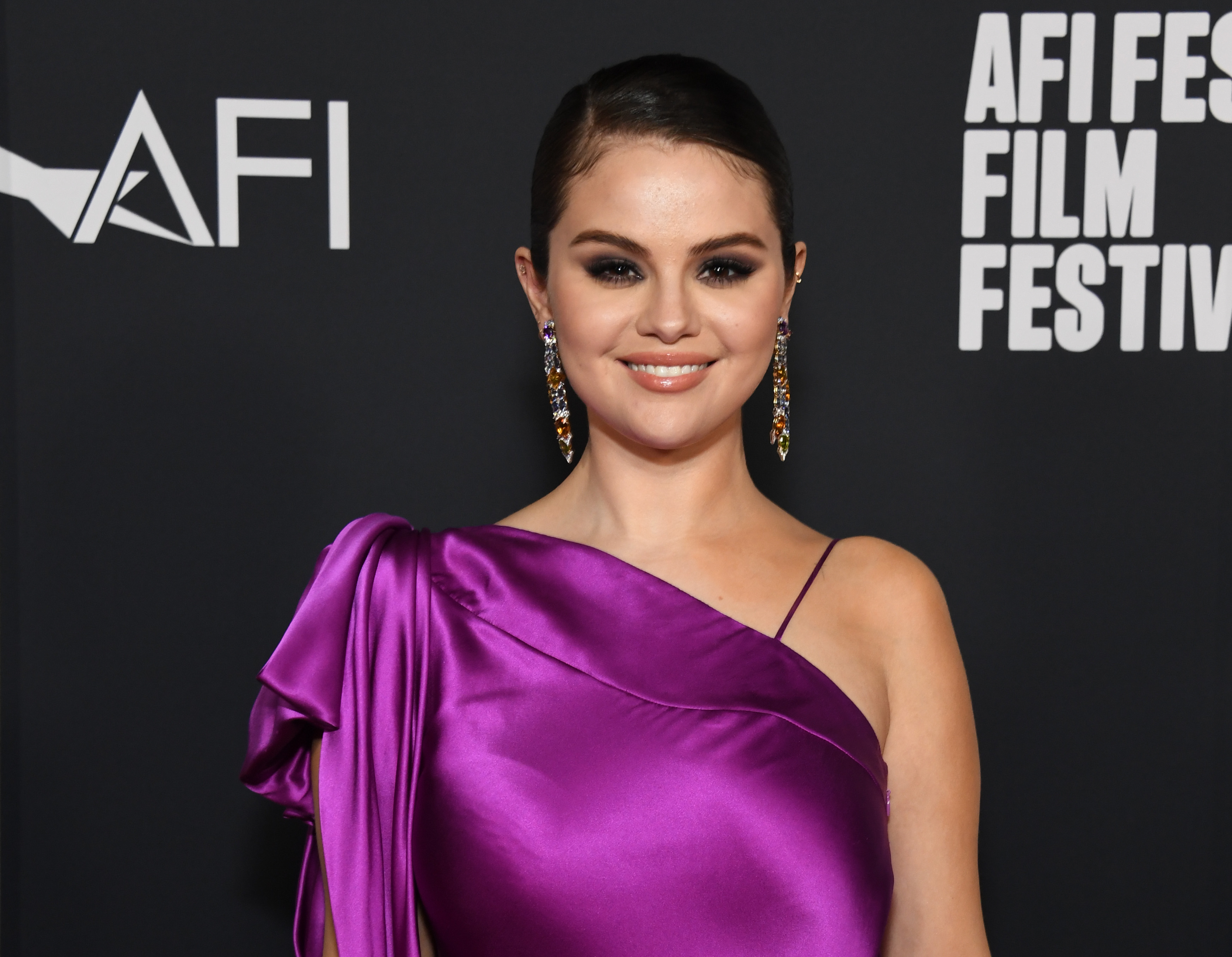 Look del día: Selena Gómez luce un vestido morado de satín en la premiere  de su documental 