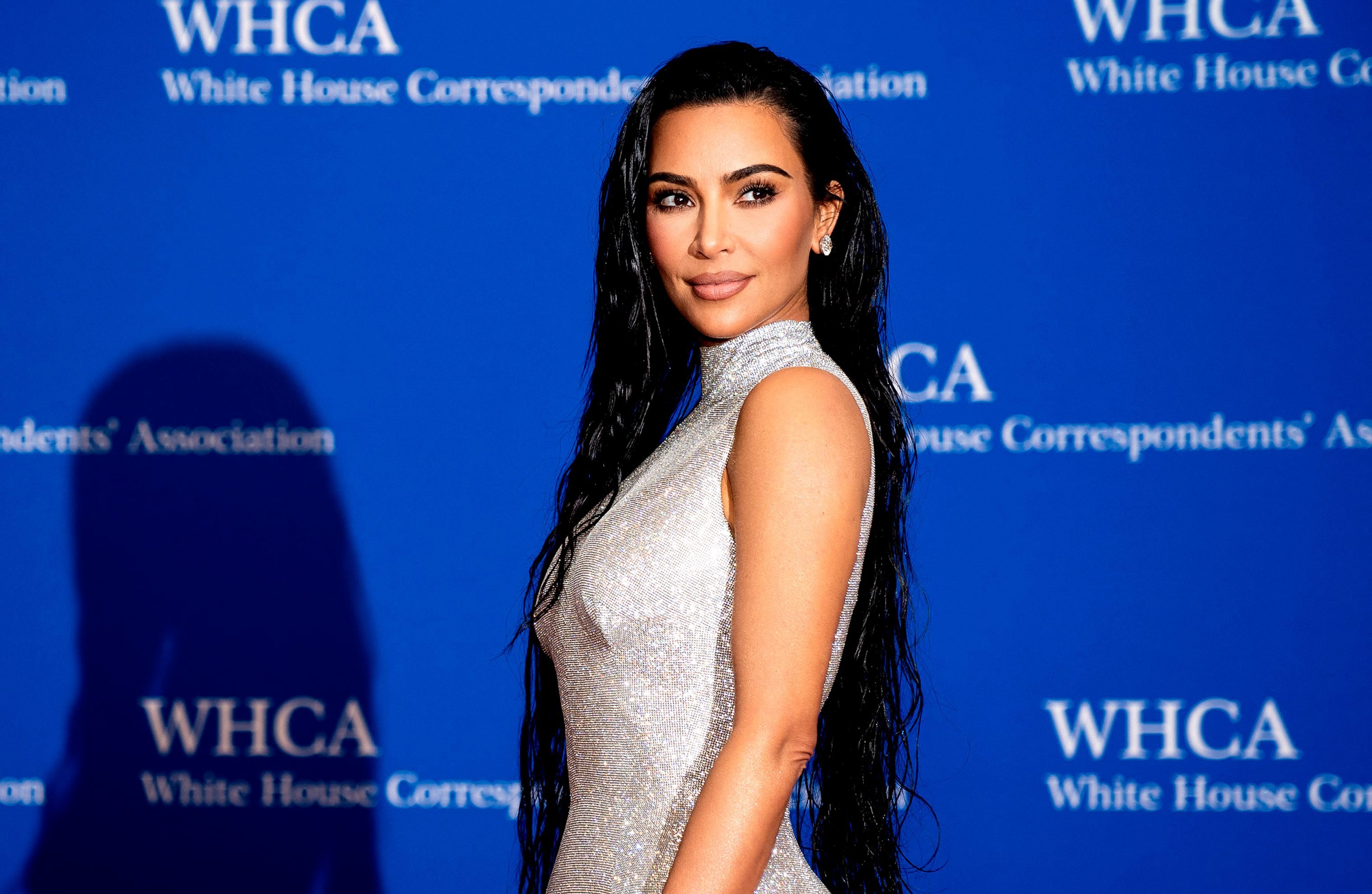 Kim Kardashian luce su flequillo cortina: cómo puedes imitar su look - Bien  Bonita