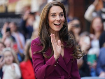 Look del día: Kate Middleton luce un nuevo atuendo monocromático con un  vestido vinotinto - Bien Bonita