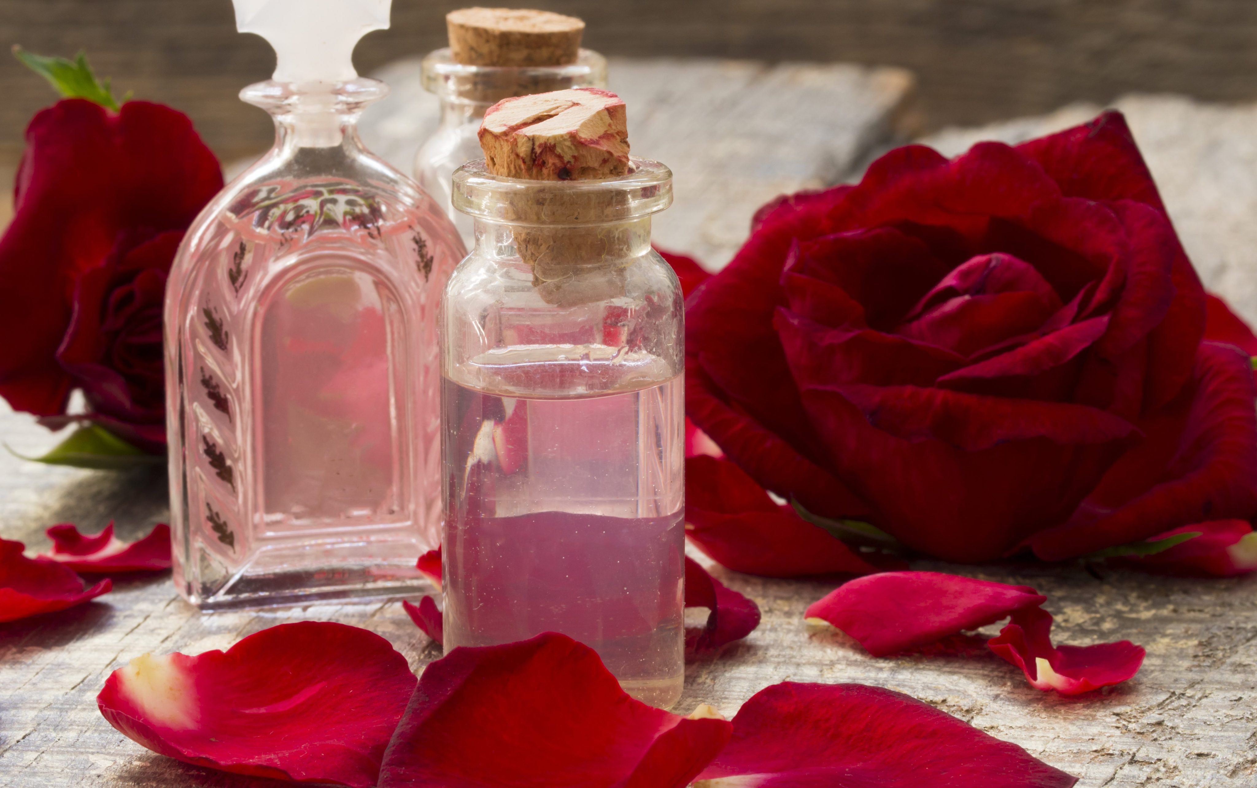 Cómo hacer perfume de pétalos de rosas casero
