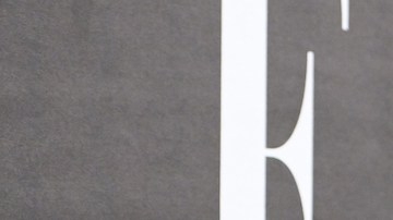 Hailey Bieber usa un vestido con cuello de tortuga en verano