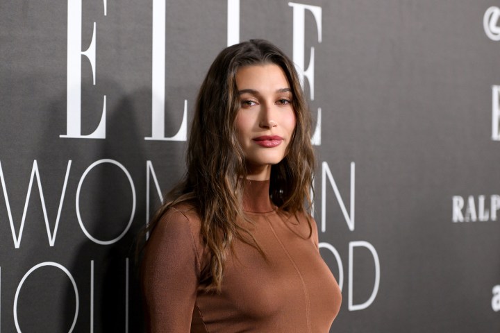Hailey Bieber usa un vestido con cuello de tortuga en verano