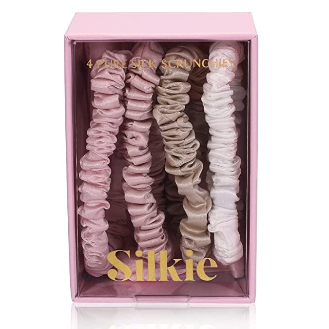 Accesorios para el cabello del verano 2023: scrunchies de seda