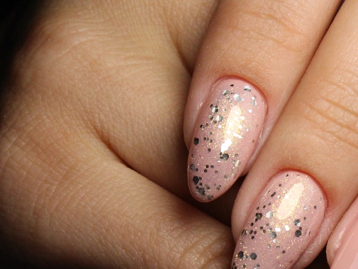 cómo aplicar esmalte de uñas con glitter
