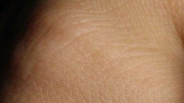 cómo aplicar esmalte de uñas con glitter