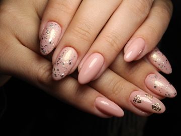 cómo aplicar esmalte de uñas con glitter