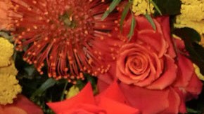 Eva Longoria da la bienvenida al verano con un hermoso vestido cut-out morado