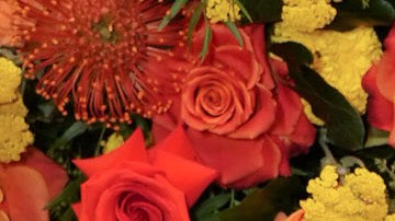 Eva Longoria da la bienvenida al verano con un hermoso vestido cut-out morado