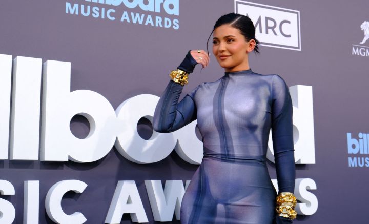 Kylie Jenner protege sus manos durante los manicures de gel con 1 accesorio