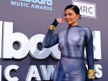 Kylie Jenner protege sus manos durante los manicures de gel con 1 accesorio