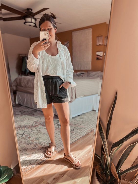 Atuendos con sandalias Teva para verano 2023