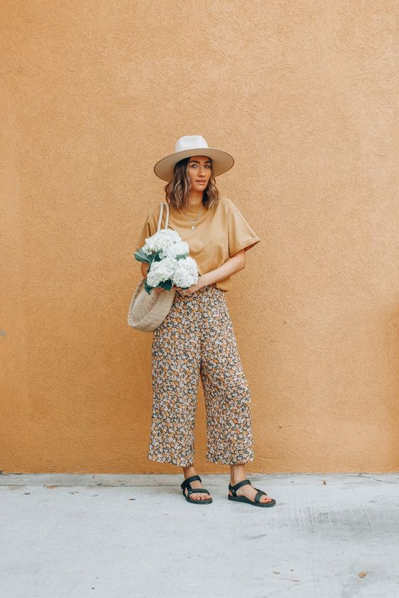 Atuendos con sandalias Teva para verano 2023