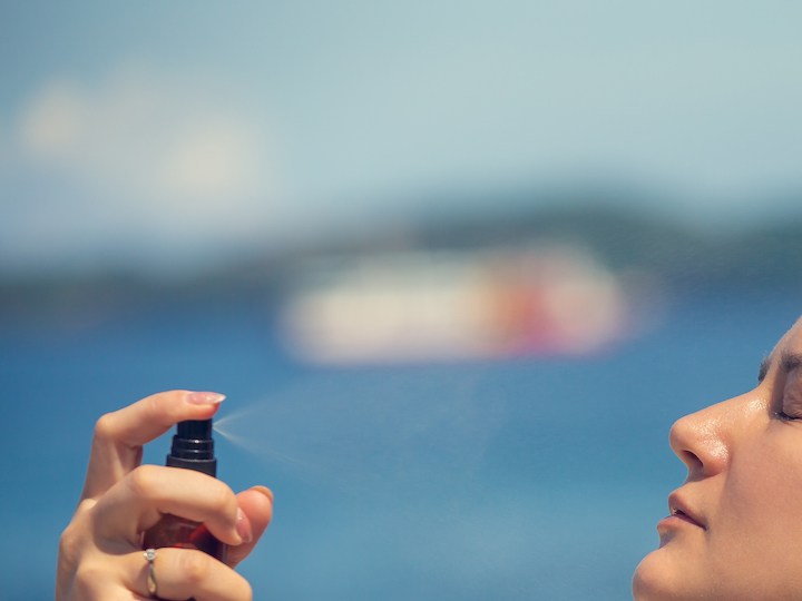 Qué son los face mist, para qué sirven y cómo usarlos durante el verano