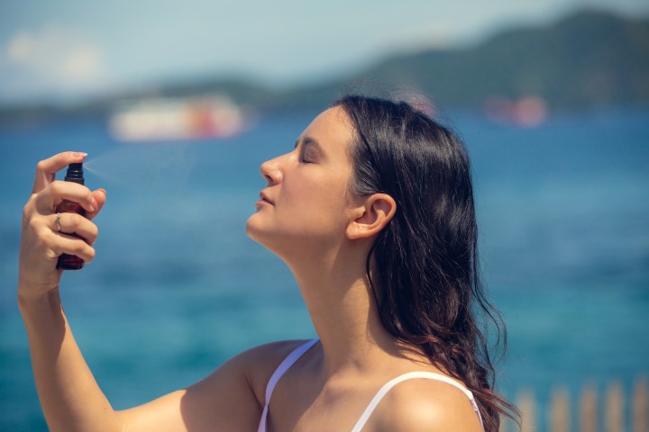 Qué son los face mist, para qué sirven y cómo usarlos durante el verano
