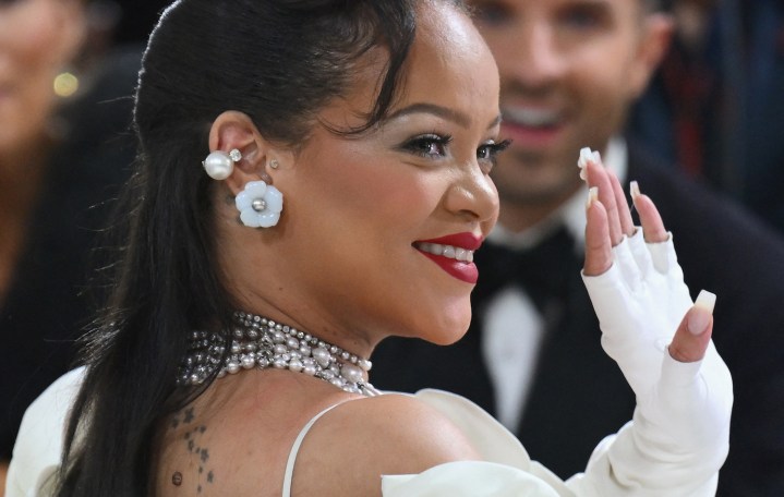 Rihanna presume su original manicure francés
