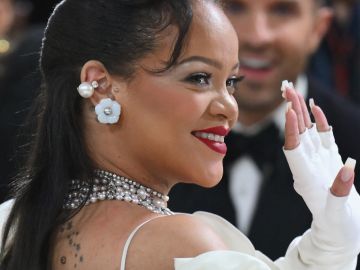 Rihanna presume su original manicure francés
