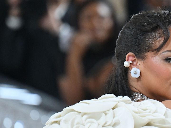 Rihanna presume su pancita de embarazo en el desfile Pharrell para Louis Vuitton Men.