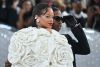 Rihanna presume su pancita de embarazo en el desfile Pharrell para Louis Vuitton Men.