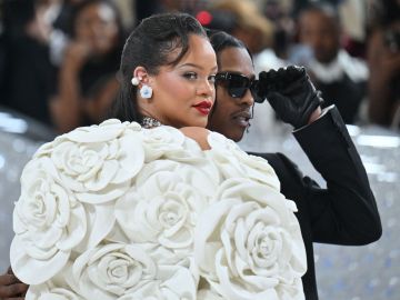 Rihanna presume su pancita de embarazo en el desfile Pharrell para Louis Vuitton Men.